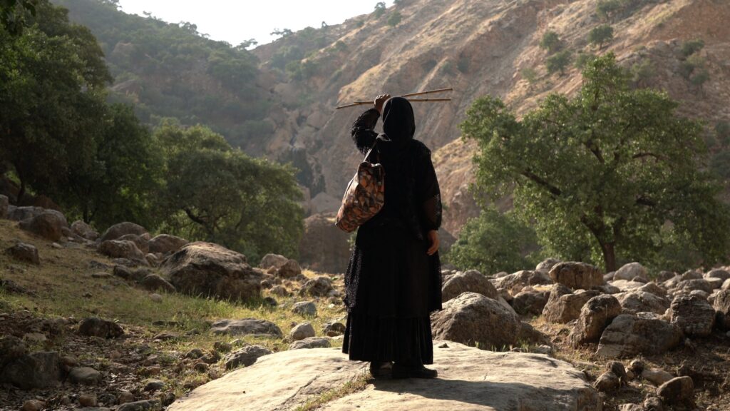 iranian-woman-flowers